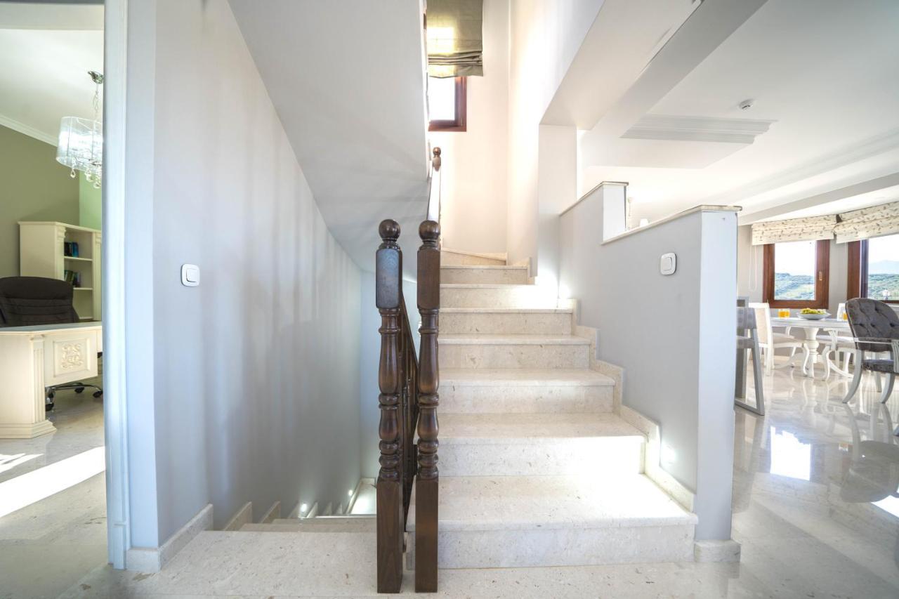 Iremia Luxury With Pool Villa *