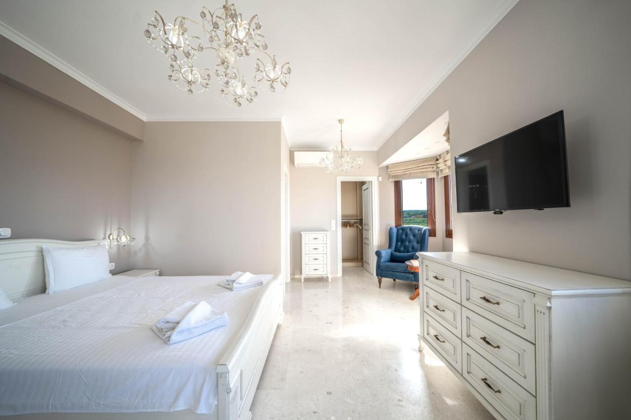 Iremia Luxury With Pool Villa