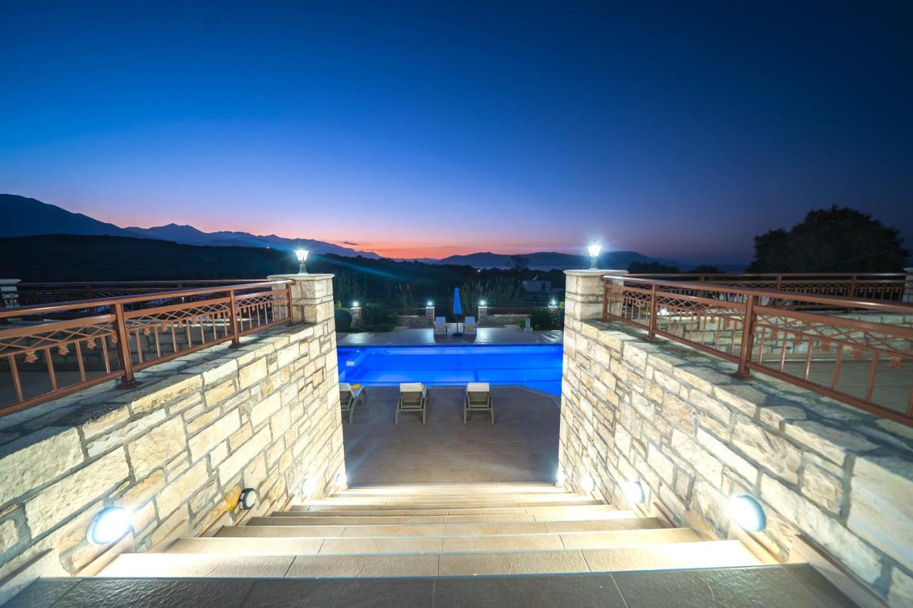 Iremia Luxury With Pool *