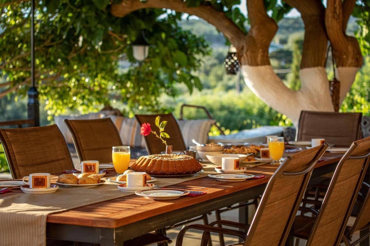 Staras - With Private Heated Pool & Jacuzzi