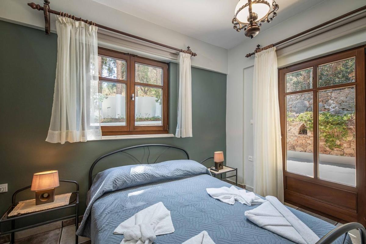 Staras - With Private Heated Pool & Jacuzzi