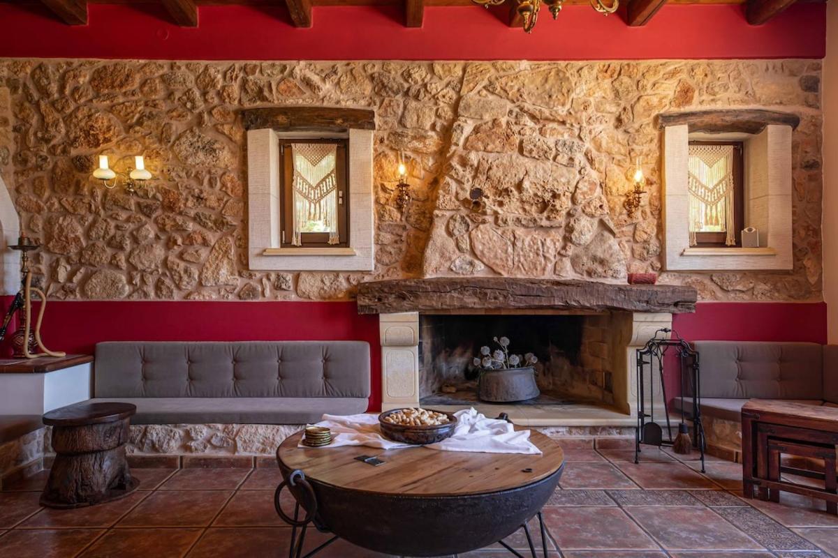 Staras - With Private Heated Pool & Jacuzzi Villa *