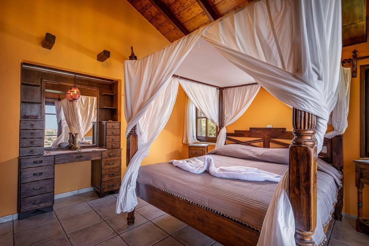 Villa Staras - With Private Heated Pool & Jacuzzi