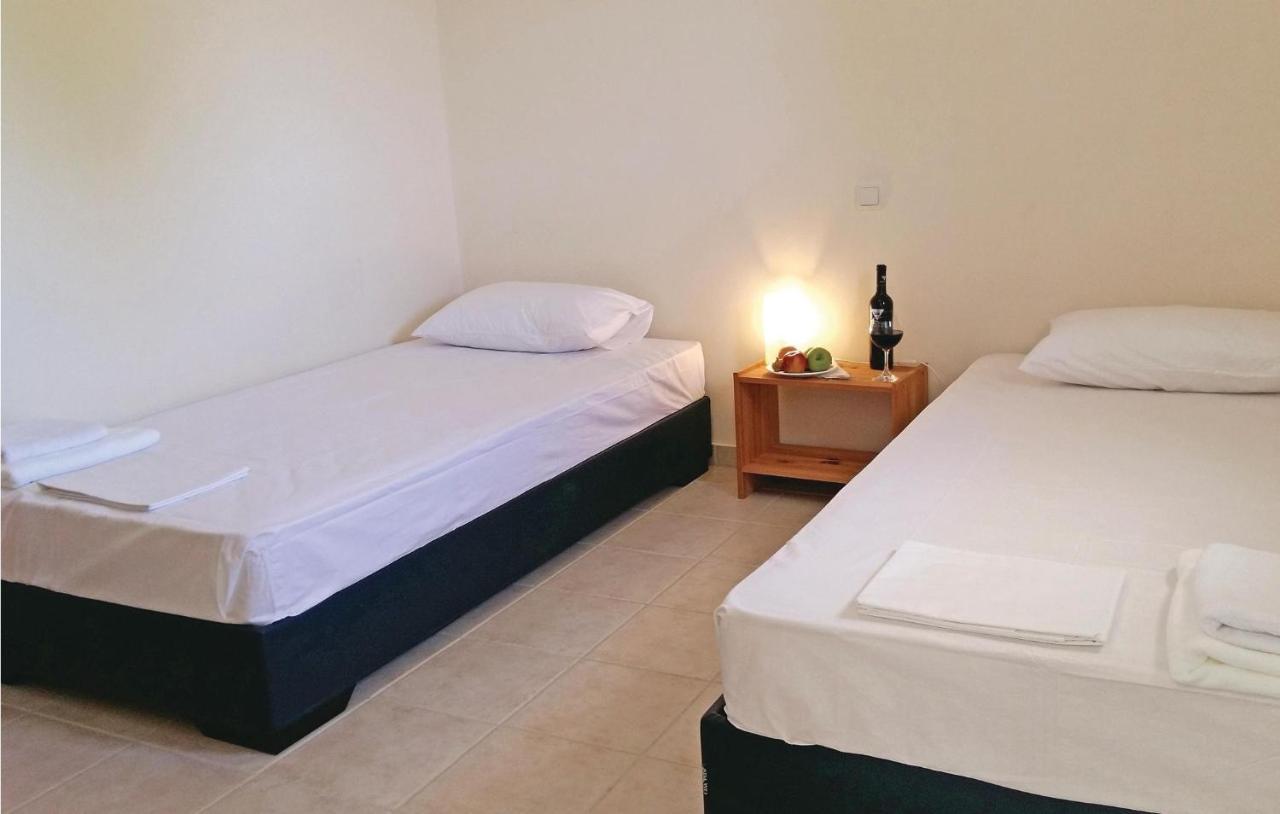 Holiday home Beautiful In Theologos With Jacuzzi
