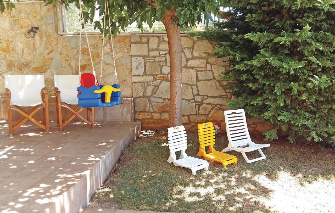 Holiday home Beautiful In Theologos With Jacuzzi