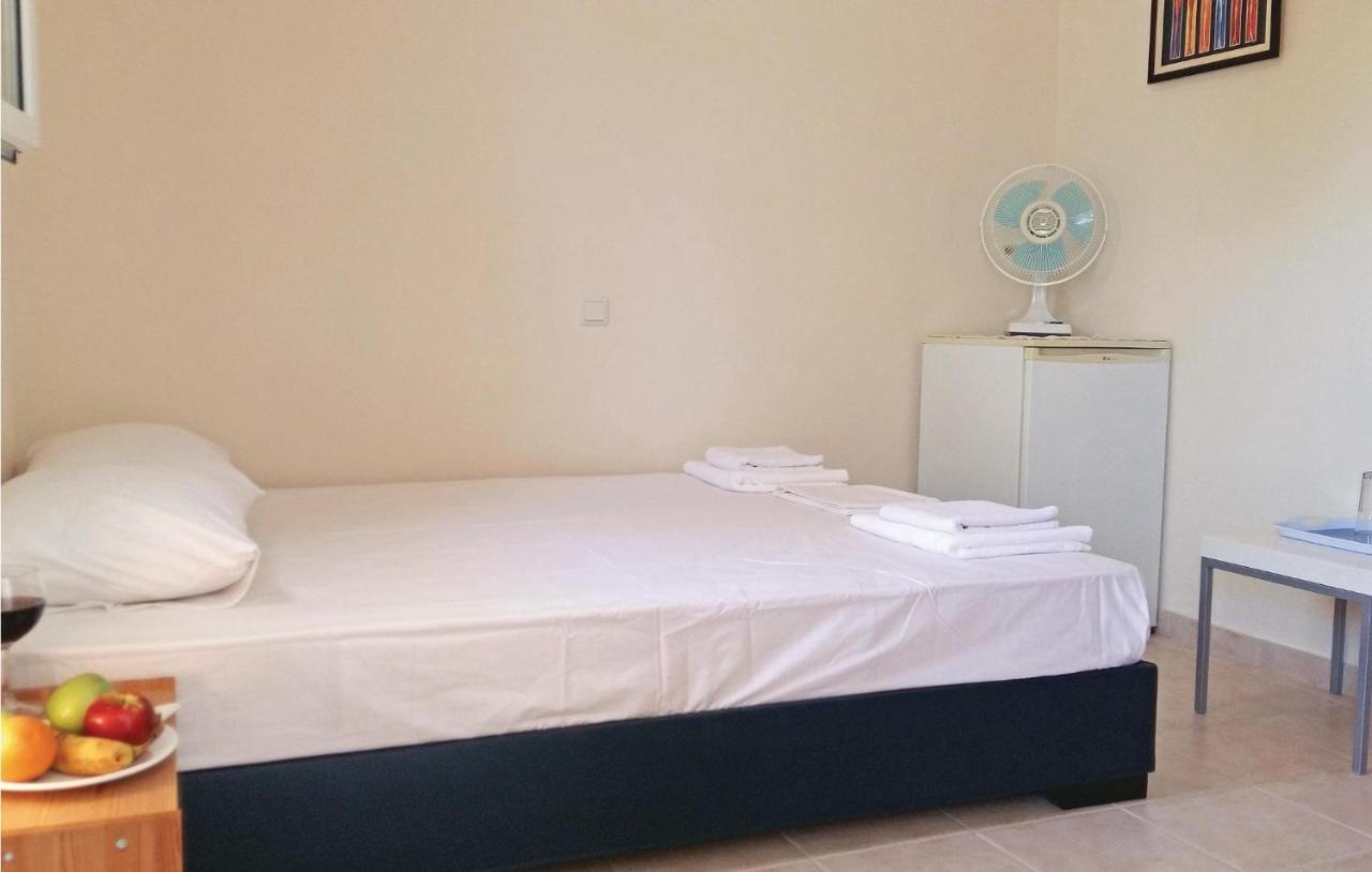 Beautiful In Theologos With Jacuzzi Holiday home *