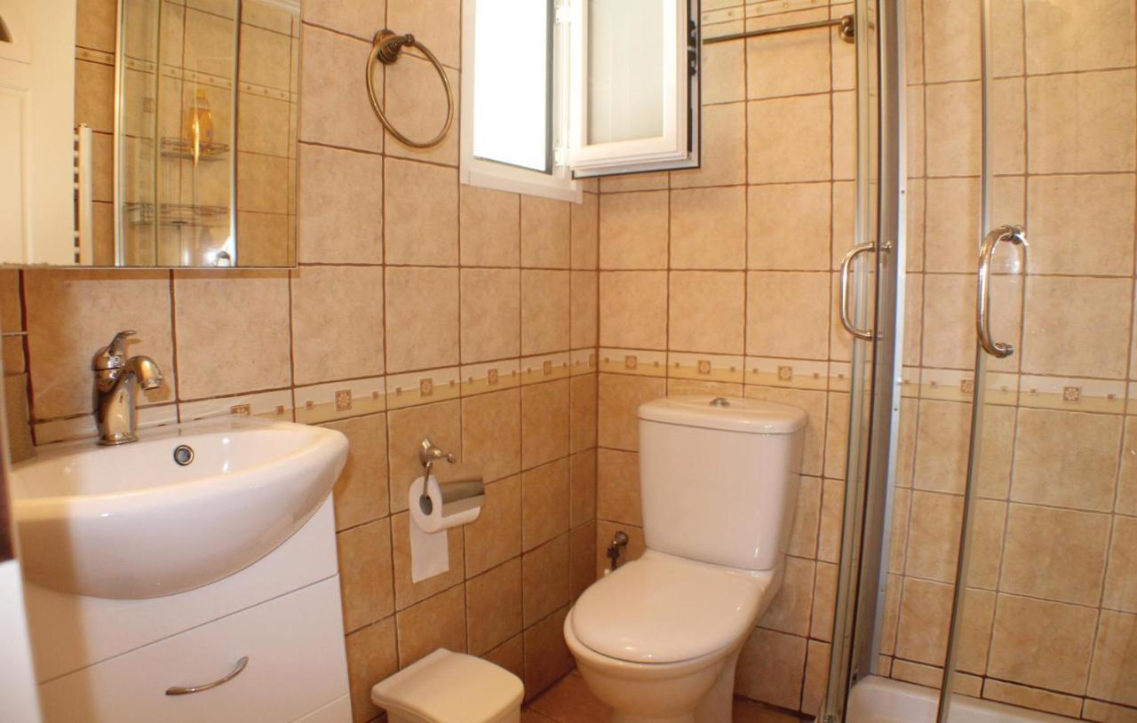 Nice Home In Nea Makri With Kitchen