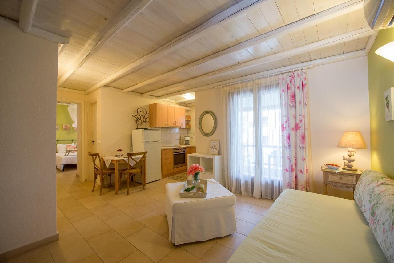 Apartment Traditional Arsanas *
