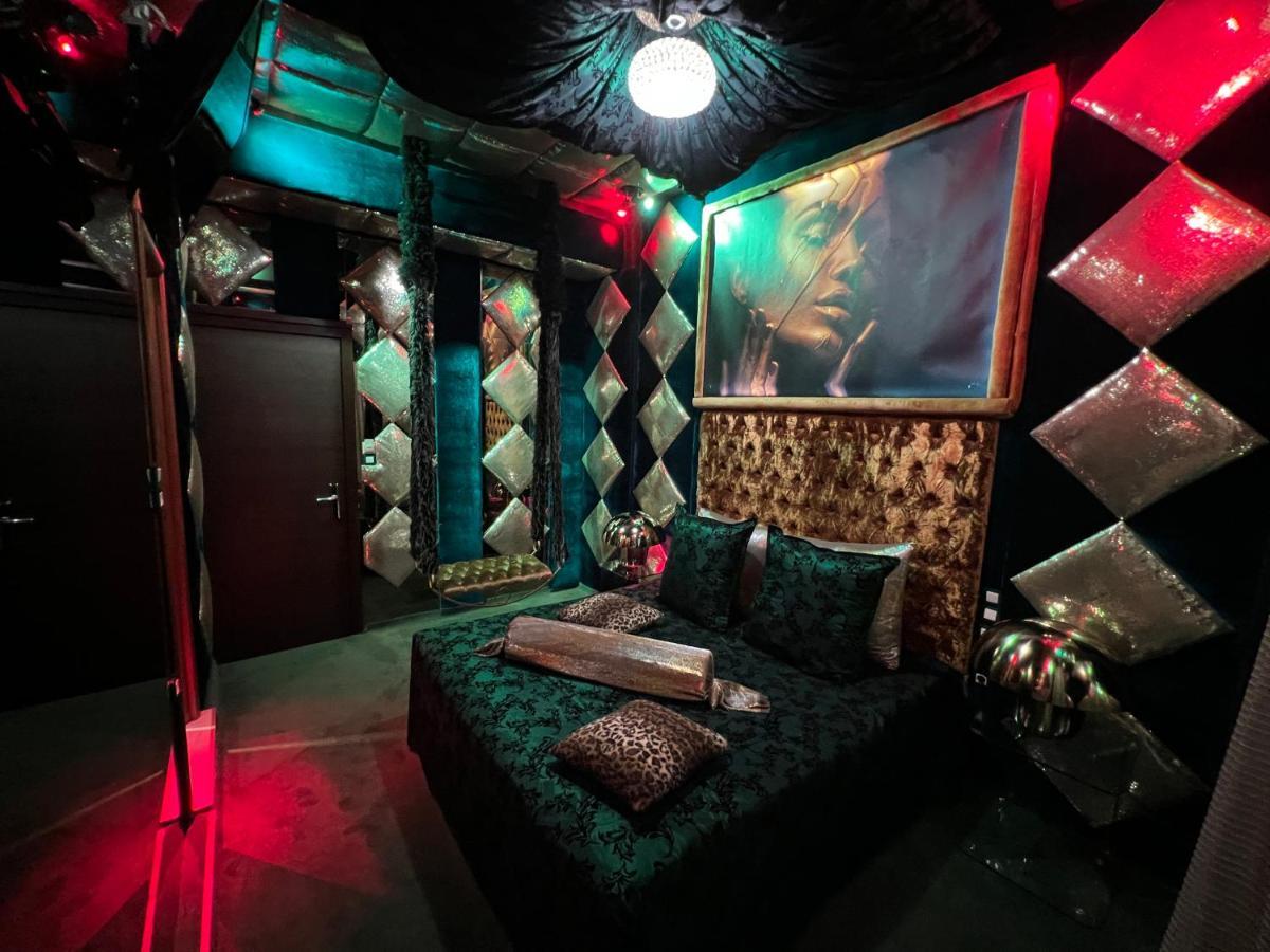 Love hotel Priamos Erato *