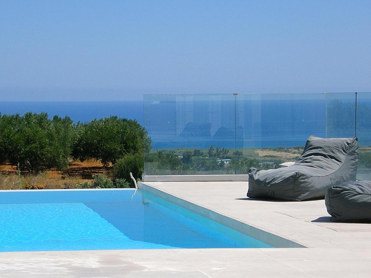 Modern With Infinity Pool Close To The Sea