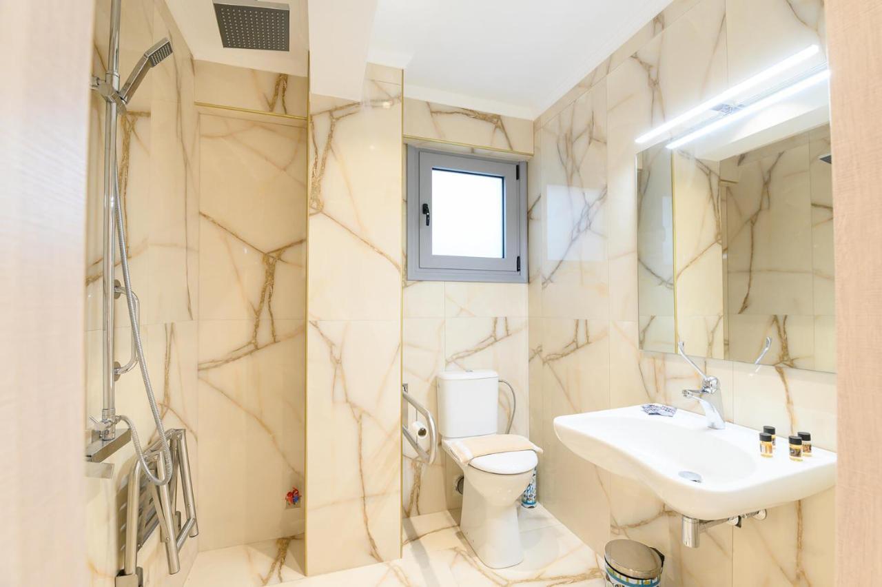 Momento Luxury Walking Distance From The Apartment Nikiana