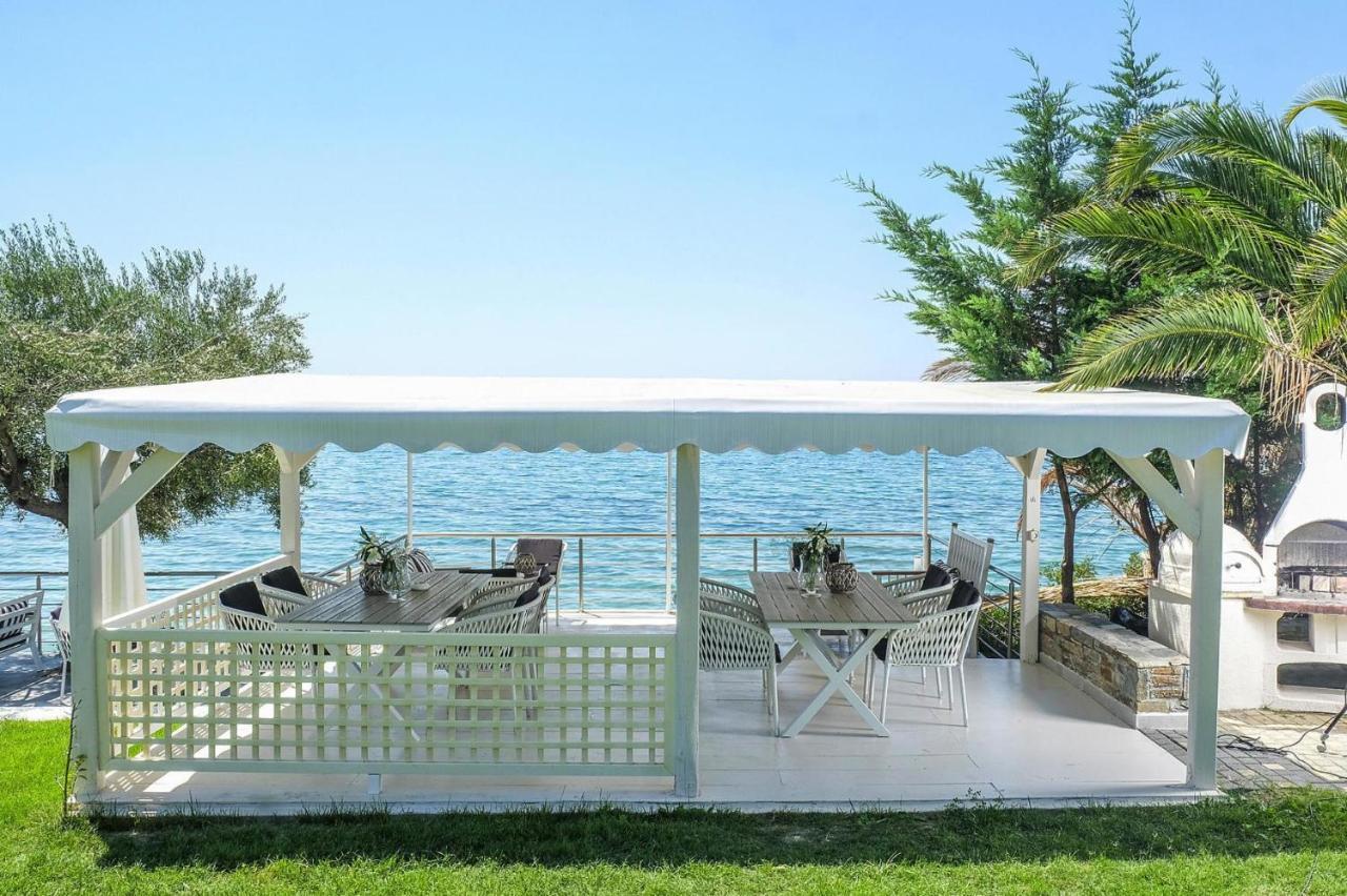 In Elia With A Shared Pool Apartment