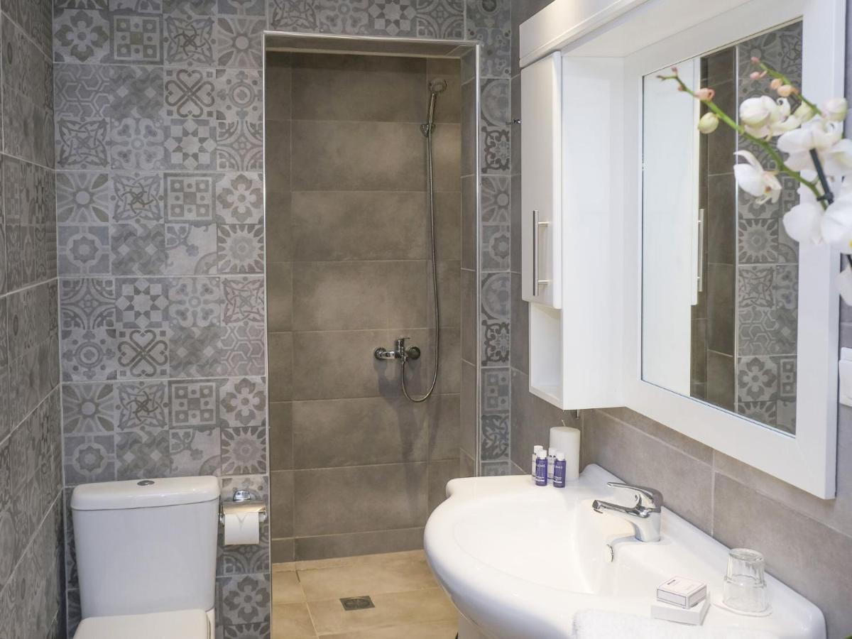 Apartment In Elia With A Shared Pool