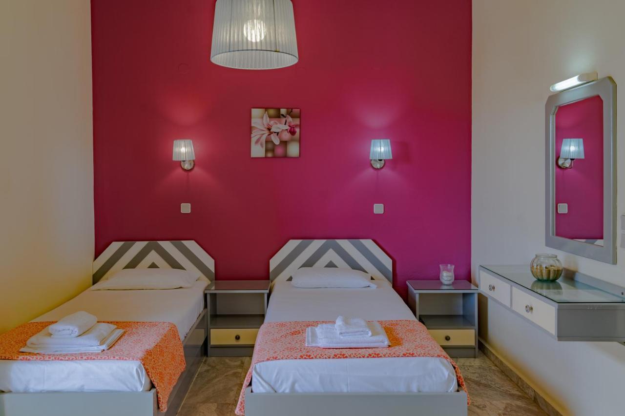 Saint Trope Studios * Kalamaki (Chania)