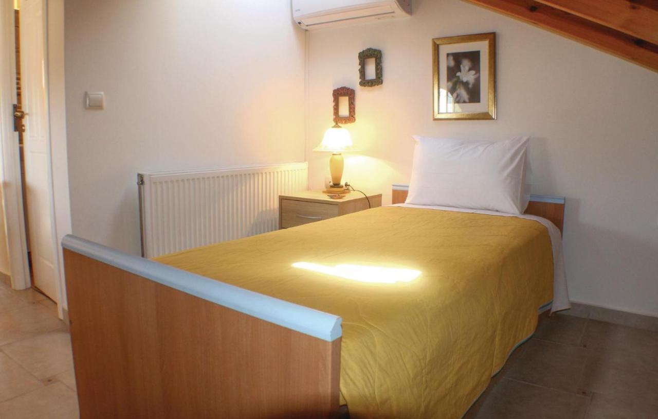 Nice Home In Nea Makri With Kitchen Holiday home