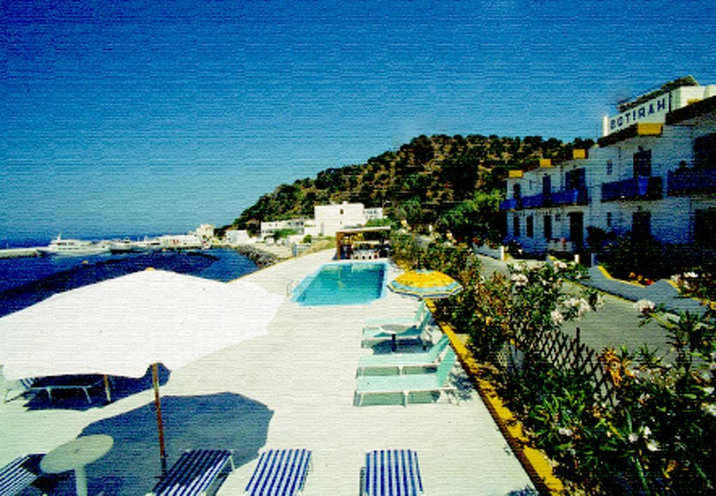 Haritos - Geothermal Hot Swimming Pool Hotel Mandraki (Nisyros)