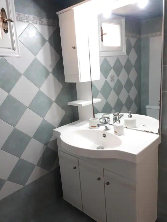 Square Apartment *