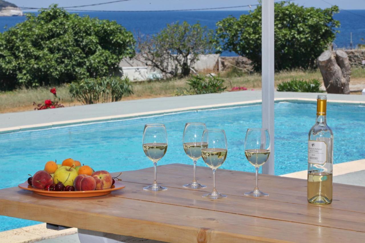 Karavos Waterfront Villa *