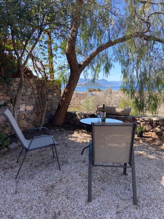 Pepper Tree Apartment Aegina