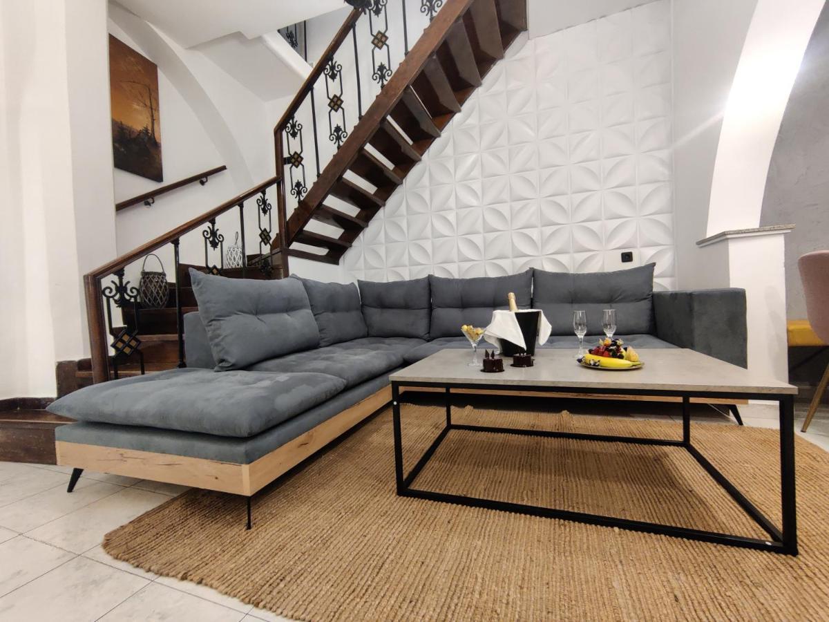 A Unique 3-4 Bedrooms House In Old Town *