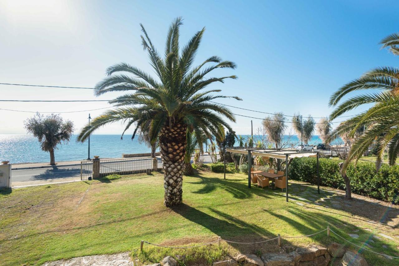 Vitamin Sea Beachfront Villa, Sithonia #feelslikehome Villa *