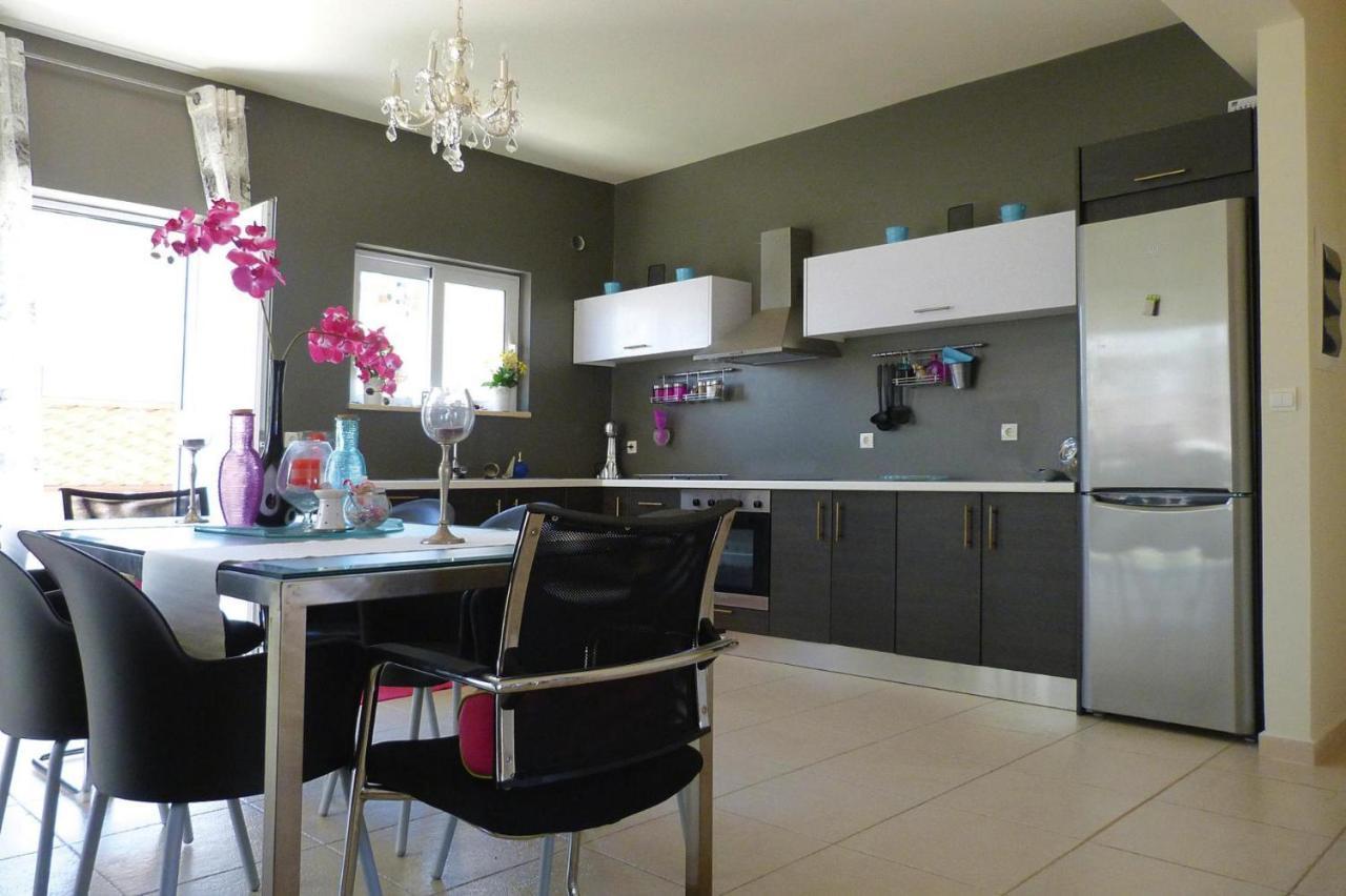Villa In With Garden Nopigia
