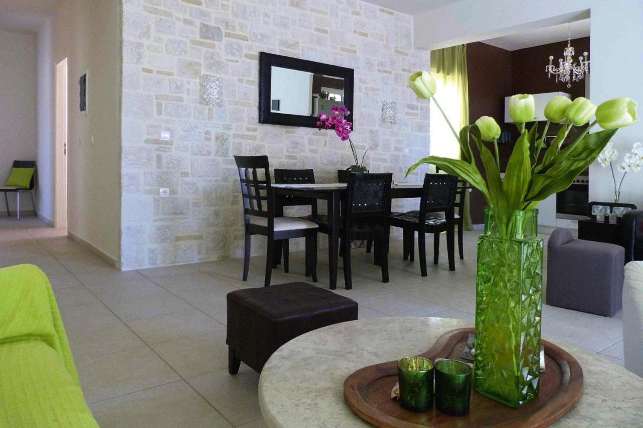 Villa In With Garden