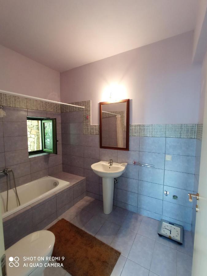 Villa Sklithro In The Heart Of The Forest With Magnificent View Of The Sea Just 10 Minutes From It Agiakampos (Volos)