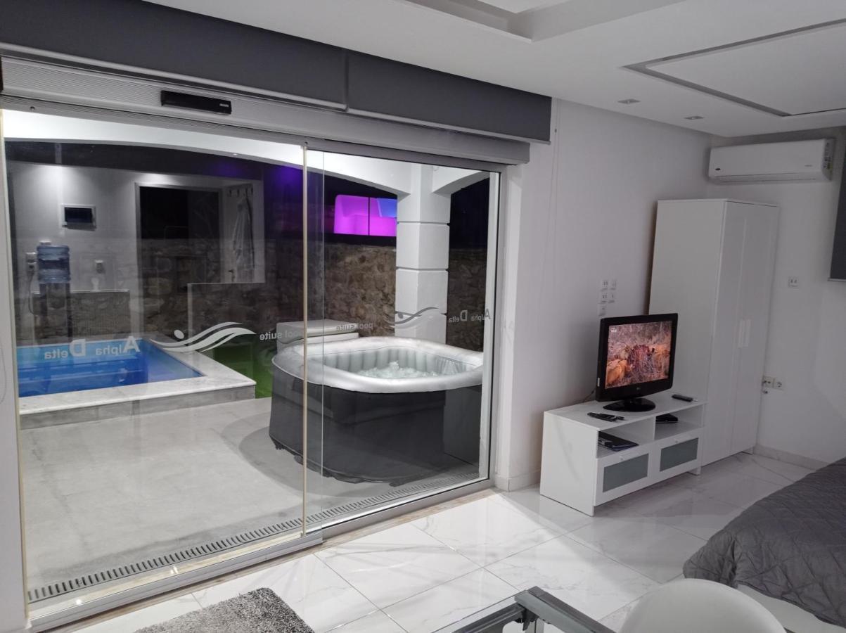 Alpha Delta Pool Apartment *