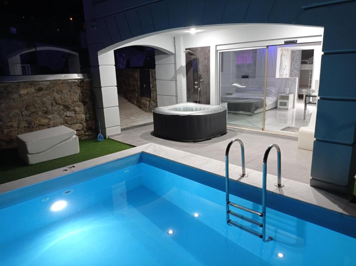 Alpha Delta Pool Apartment