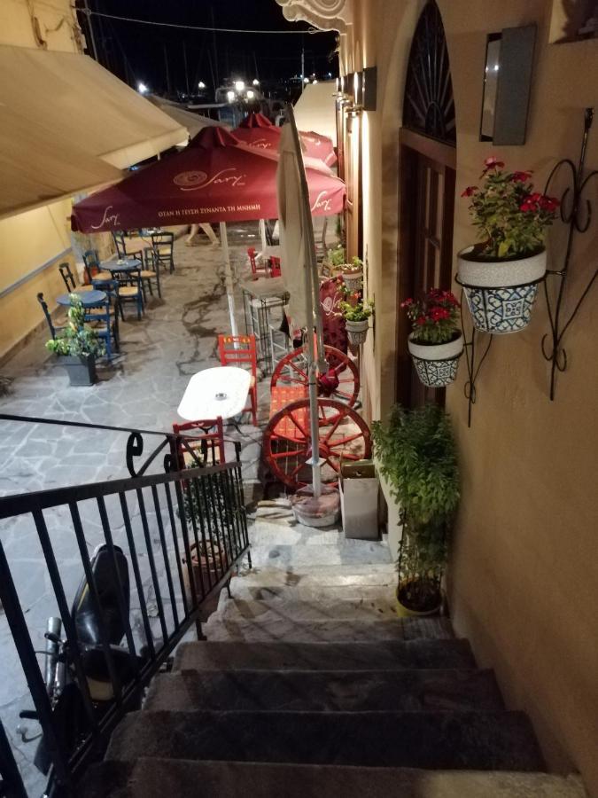 Port 3 * Aegina