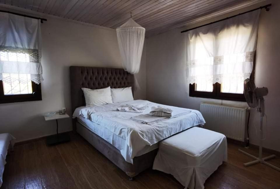 Villa Rural Private Pool, Bbq, Court ,20' Airport Nea Kallikrateia