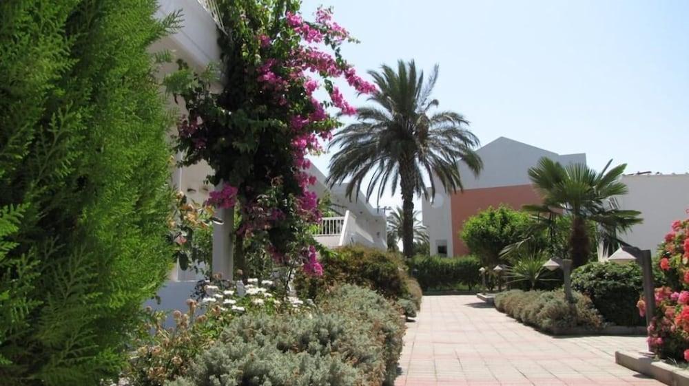 Valsami Aparthotel 4*