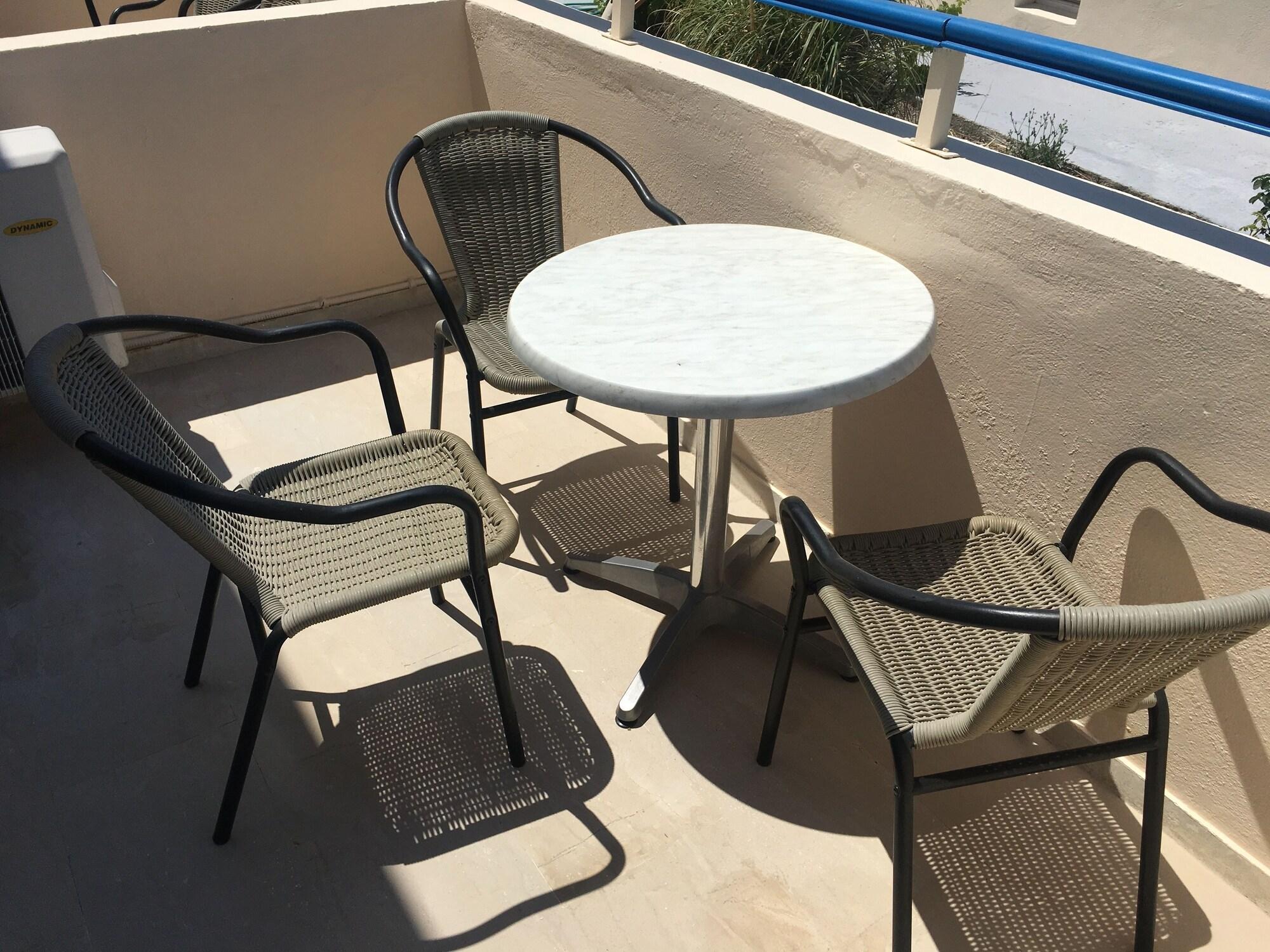 Avra Kamari (Santorini)