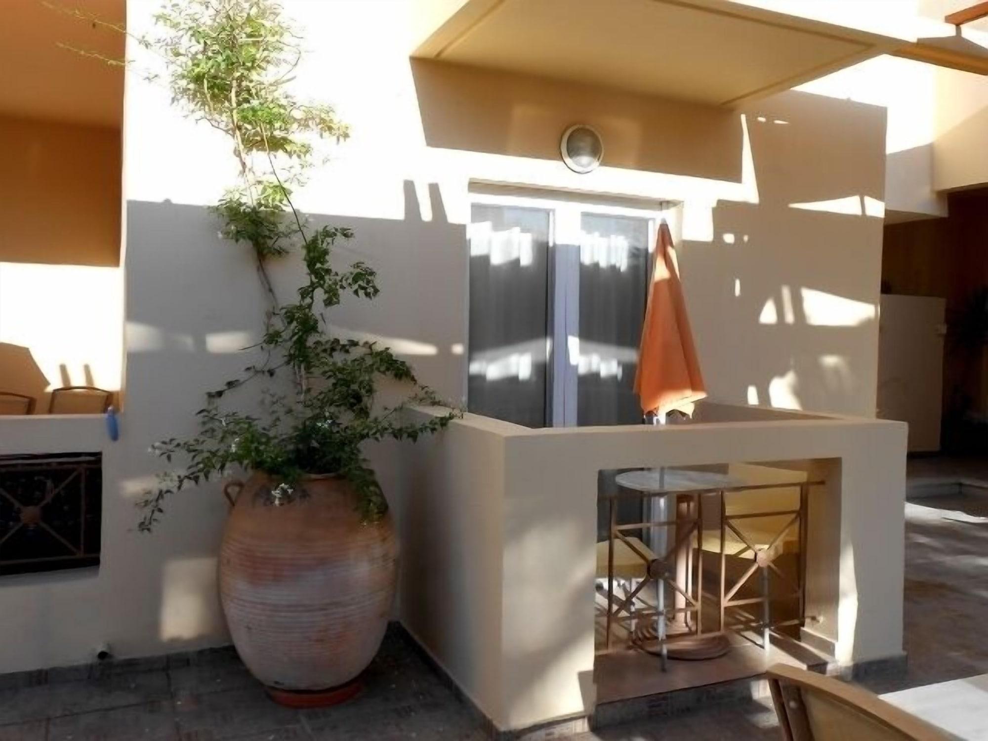 Lambrinos Aparthotel