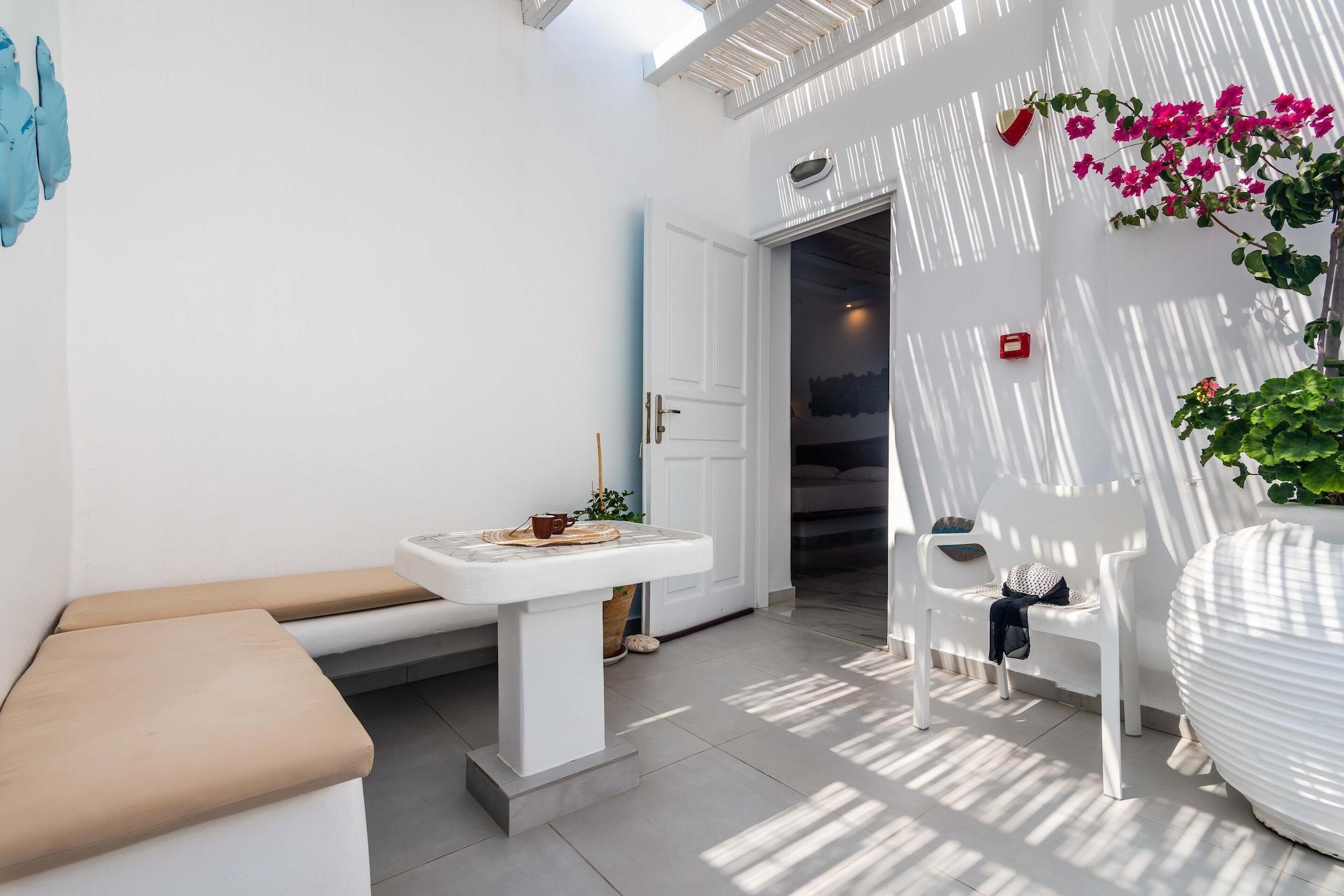 Niki Savvas & Hotel