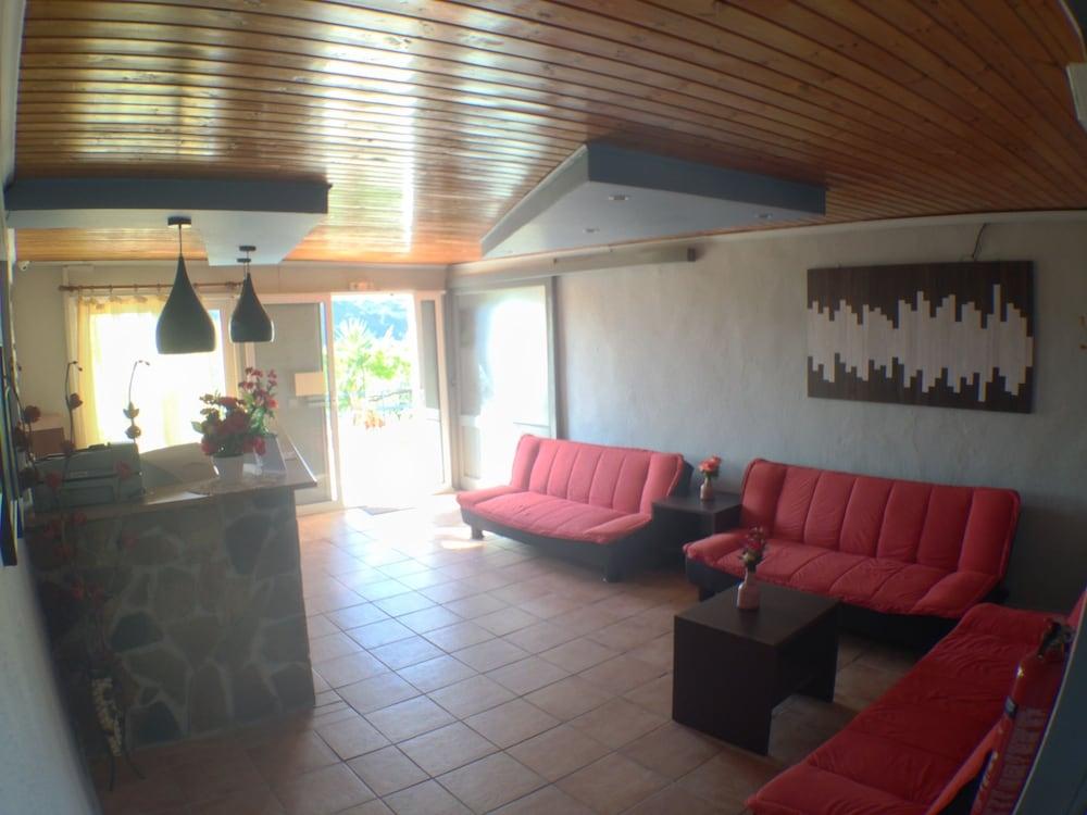 Hotel Politia 3*