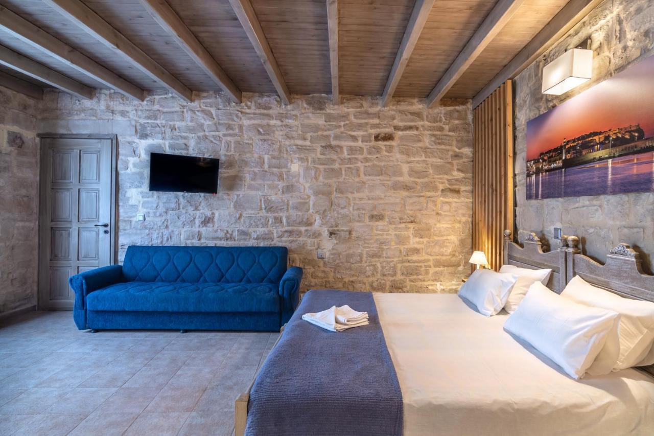 Alexandros Villa