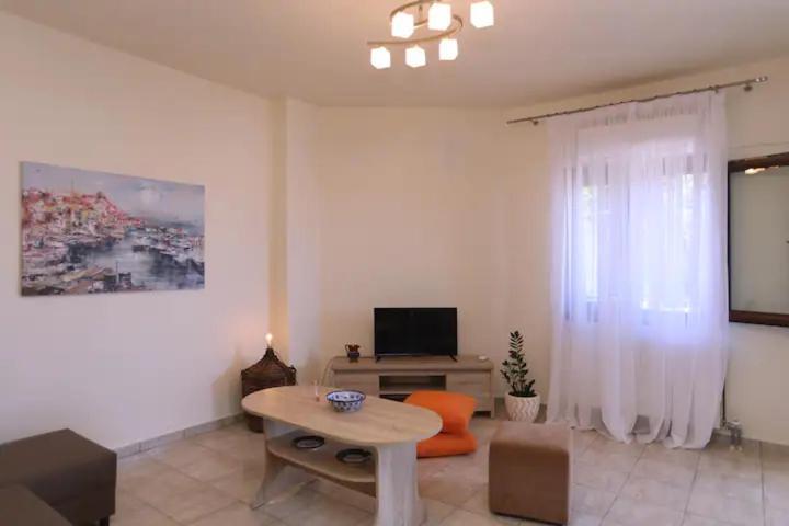 Chara's Lux Apartment Skopelos Town