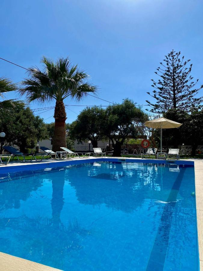 Manolis Aparthotel 3*