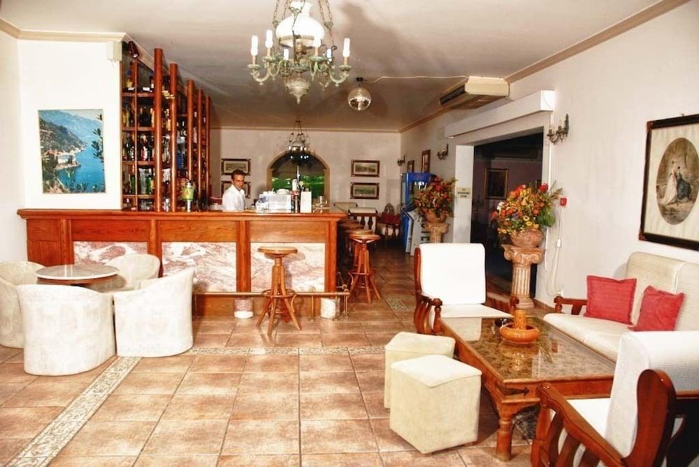 Hotel Rebecca's Village Karousades (Esperies)