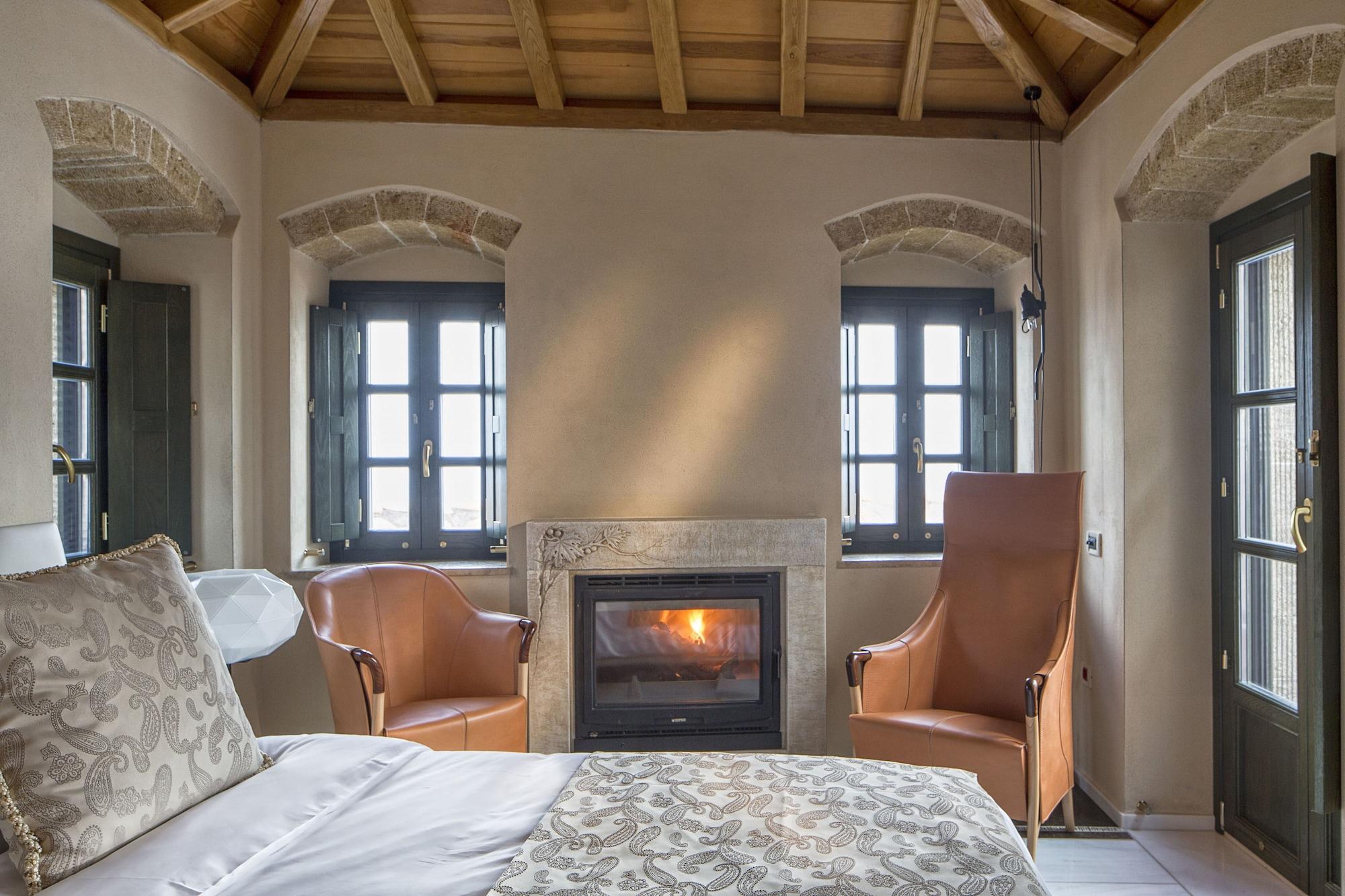 Moni Emvasis Luxury Hotel 4*