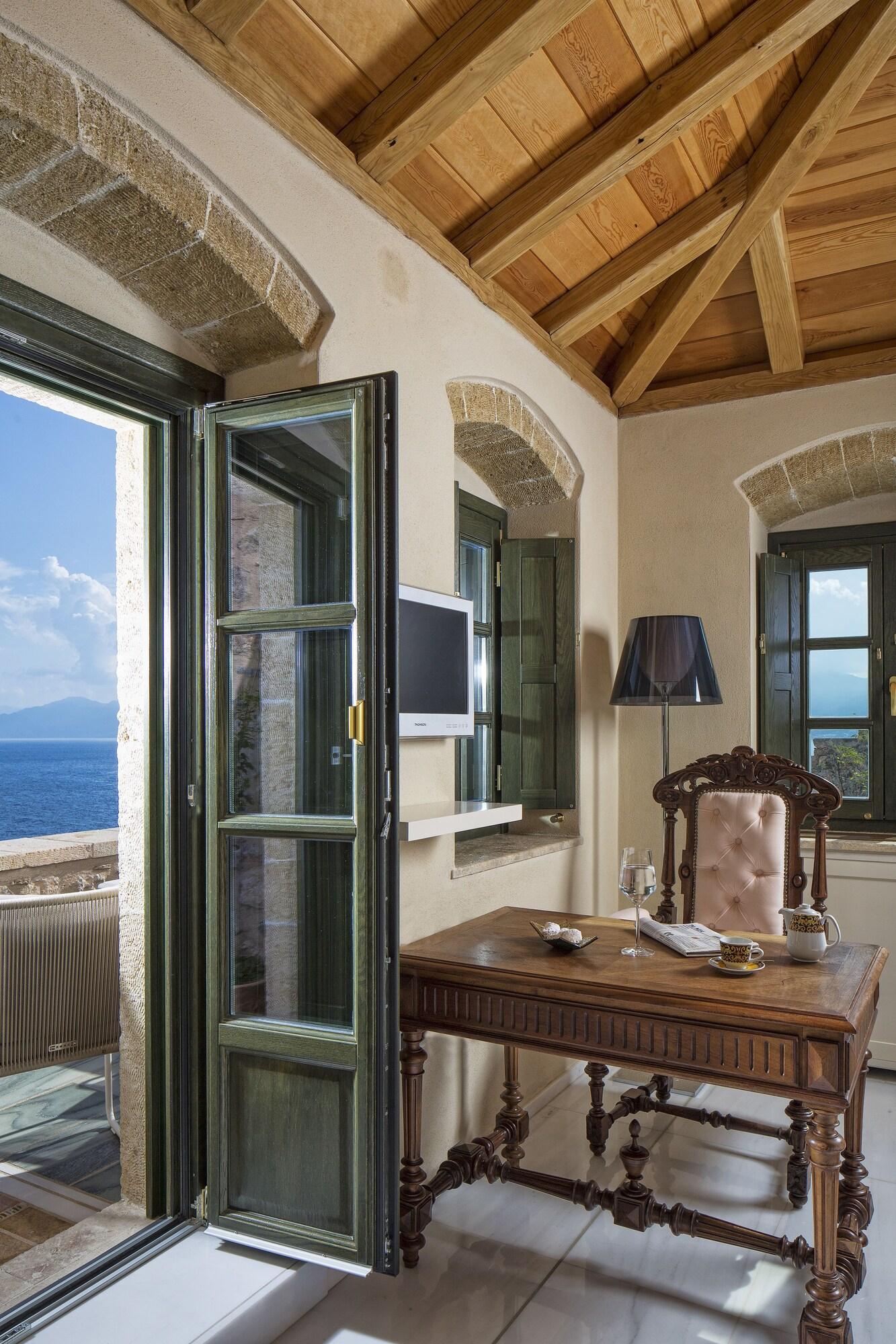 Moni Emvasis Luxury Hotel