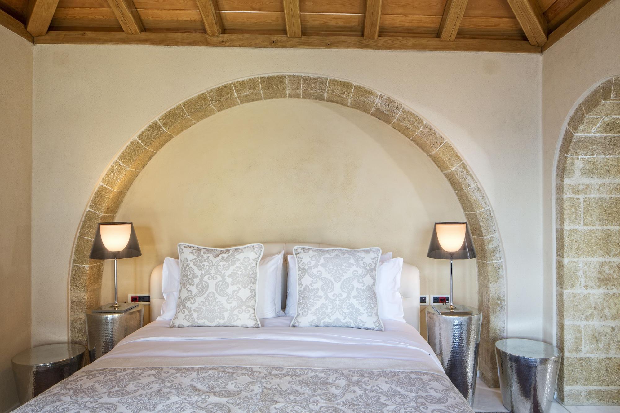 Moni Emvasis Luxury Hotel