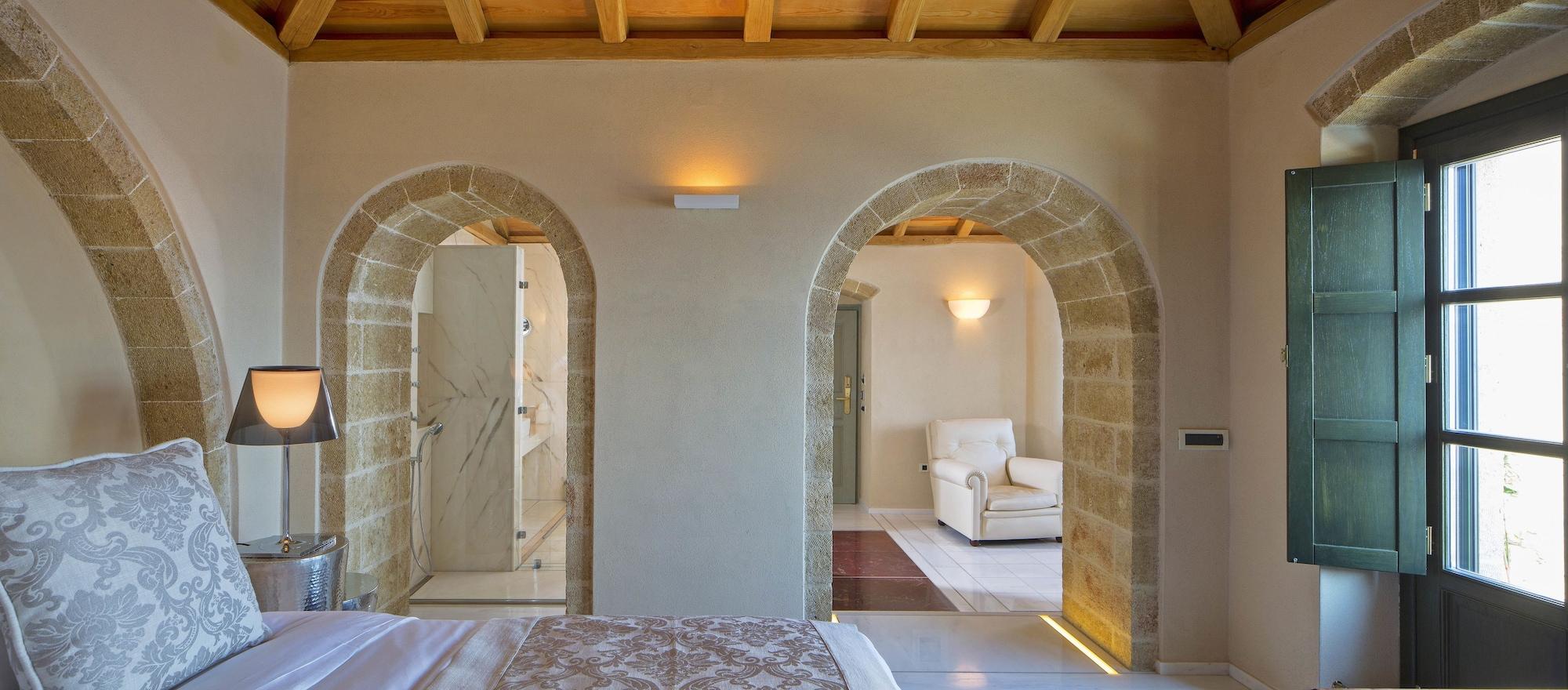 Moni Emvasis Luxury Hotel 4*