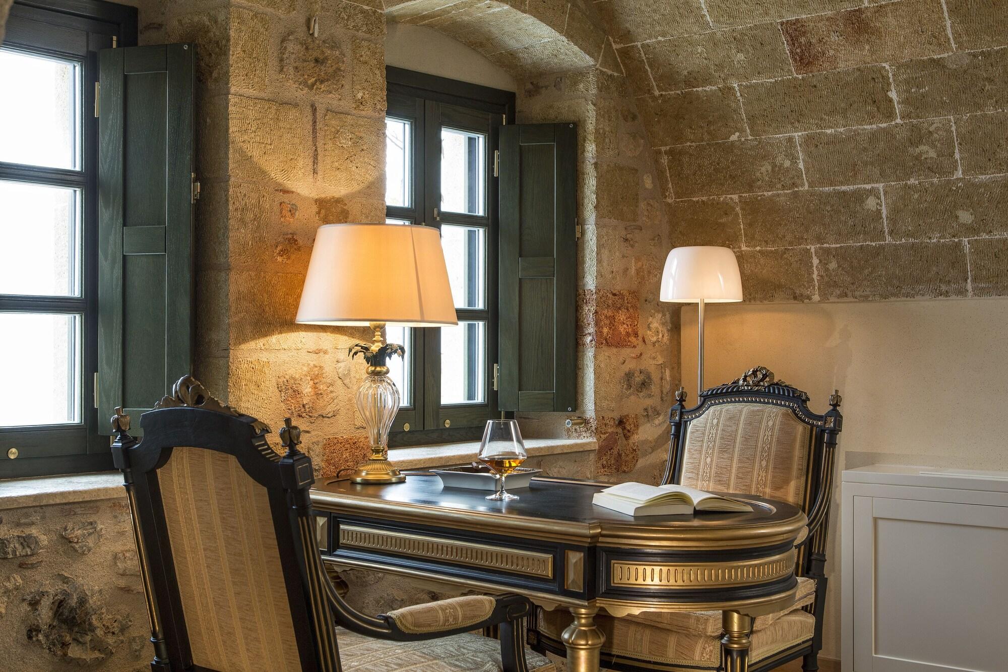 Moni Emvasis Luxury