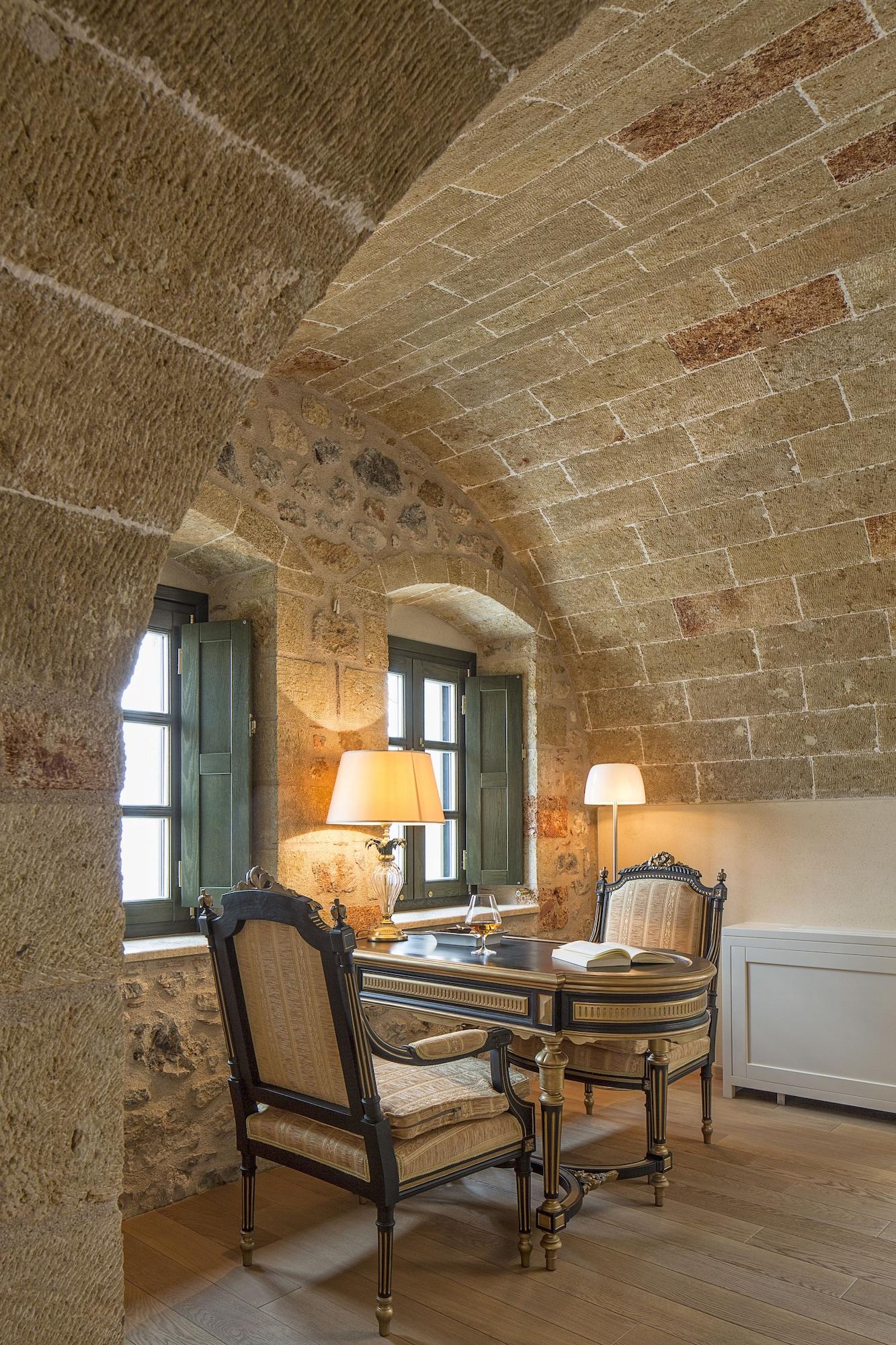 Moni Emvasis Luxury Hotel 4*