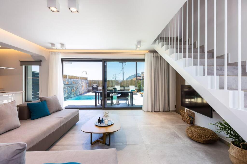 Daphne-naiades/ 2 Bedrooms,luxury,beachfront Holiday home