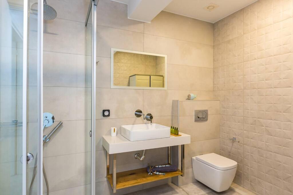 Daphne-naiades/ 2 Bedrooms,luxury,beachfront