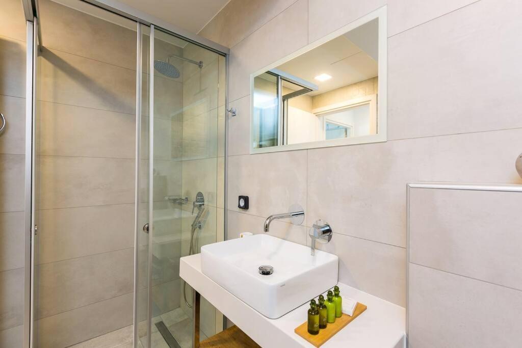 Daphne-naiades/ 2 Bedrooms,luxury,beachfront Holiday home
